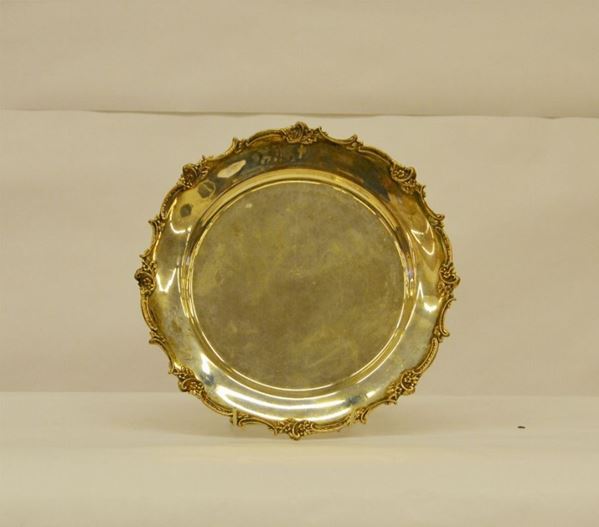 Vassoio di forma rotonda, in argento, bordo smerlato, diam. cm 23, g 445