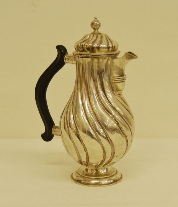 Caffettiera, Augburg, metÃ  sec. XVIII, facitore Johan Nikolaus Spickermann, in argento, piriforme sbalzata a torchon, beccuccio sagomato, coperchio con finale a trottola, manico in legno ebanizzato, piede circolare, alt. cm 29, g 1030