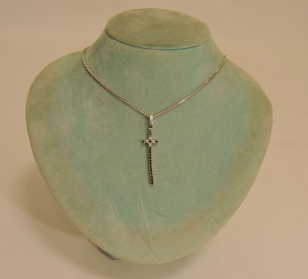 Collana in oro bianco con croce decorata da brillantini e brillanti neri firmata recarlo