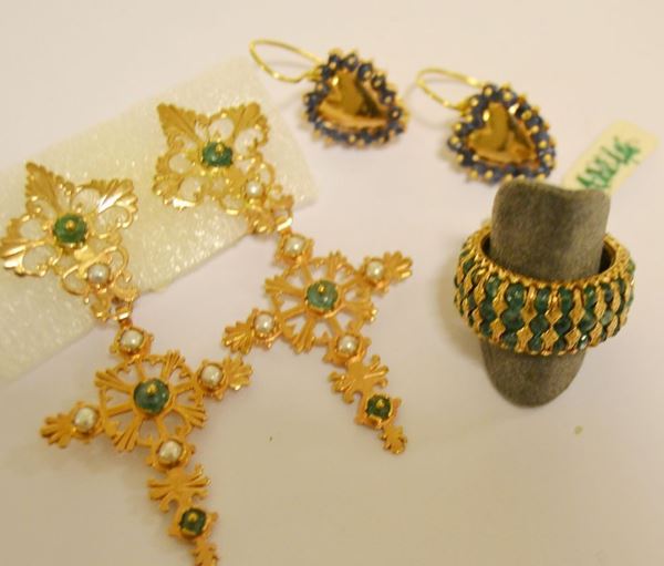 Due paia di orecchini e anello in oro titolo 375, decorati con pietre preziose, totali g 22