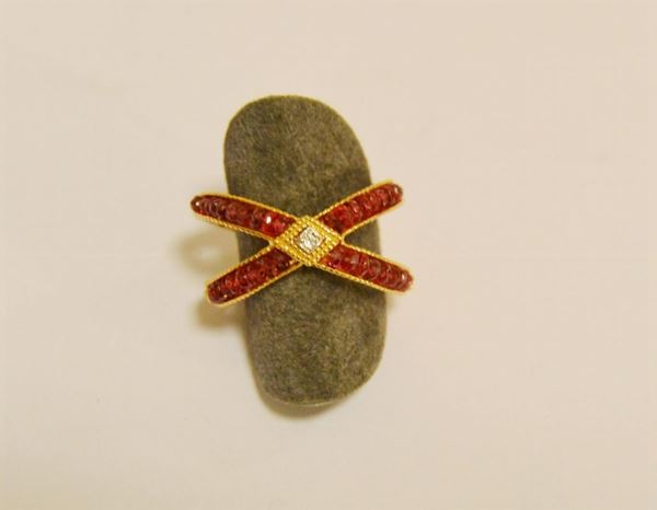Anello in oro giallo, realizzato come una x decorato con pietre preziose,  g 7,2