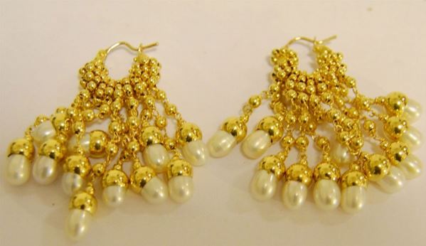 Coppia di orecchini, in oro giallo realizzati a sfere e finali di perle, g 18,5