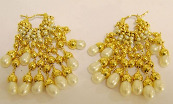 Coppia di orecchini, in oro giallo realizzati a sfere e finali di perle, g. 17,3
