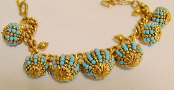 Bracciale, in oro giallo, titolo 375 con sei ciondoli a sfere decorate con turchese, g 41,5
