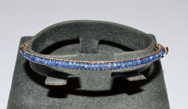 Bracciale rigido, in oro giallo decorato con zaffiri, g 9,2
