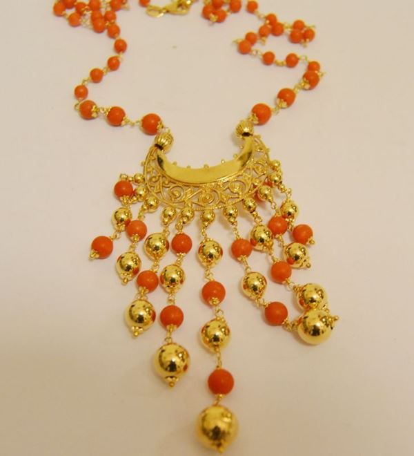 Collana, in oro titolo 375 con sfere di corallo, g 20