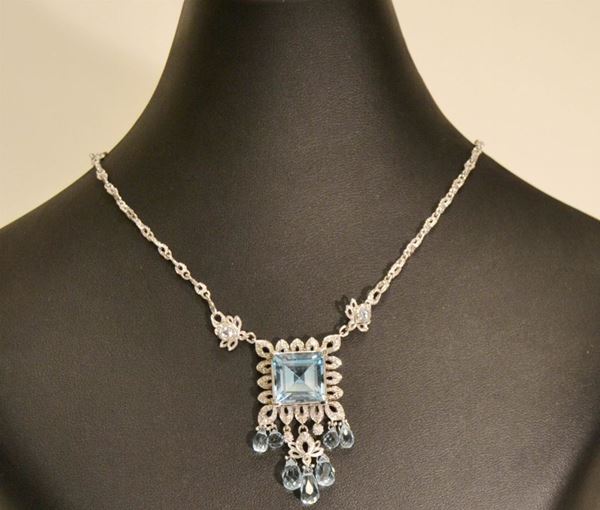 Collana in oro bianco con finale decorato da un Topazio azzurro e brillantini, g 22,6