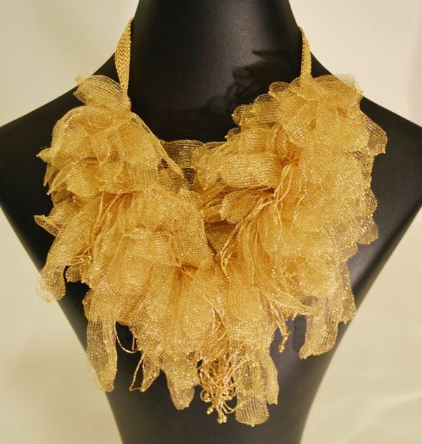 Collana in oro giallo decorata a fiocchi con lavorazione a calza g 56,2