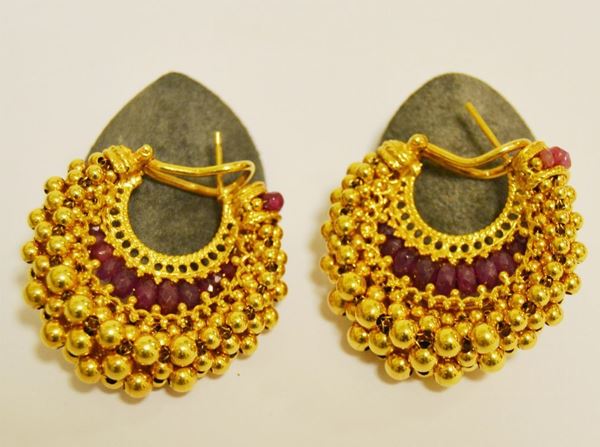 Coppia di orecchini, in oro giallo a piccole sfere e rubini, g 23