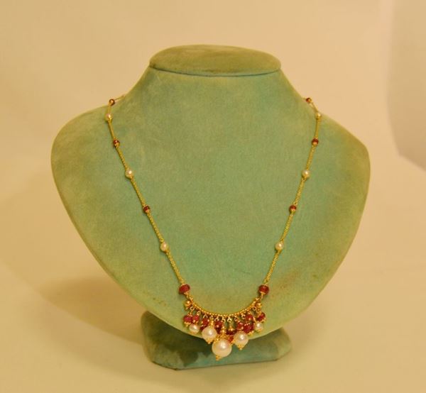 Collana, in oro giallo con elemento rigido  a pendenti con perle e rubini, g 11,60