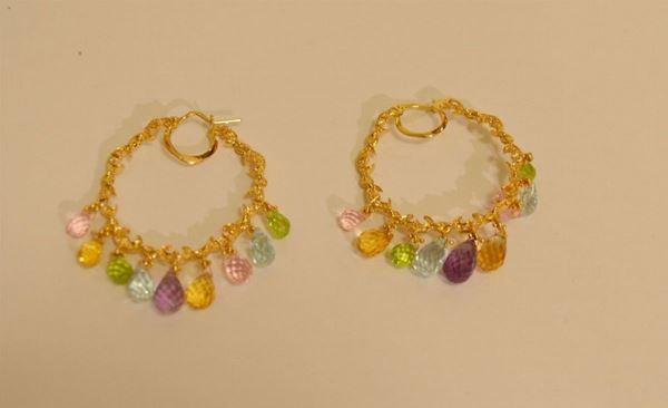 Coppia di orecchini, in oro giallo lavorato decorati con pietre di colore, g 11