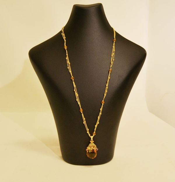 Collana in oro giallo a maglie fini con inserti di quarzo citrino e sfere in oro, con ciondolo in quarzo citrino a goccia, g 23,3