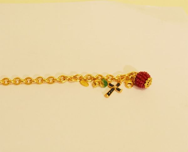 Bracciale, in oro giallo a maglie grosse con 4 ciondoli con pietre preziose, g 20,4