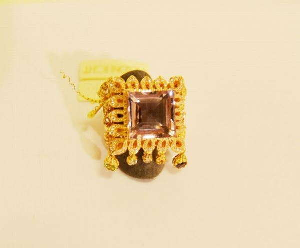 Anello, in oro giallo con pietra Rosa Di Francia, brillantii e pendenti con pietre preziose, g 23,2