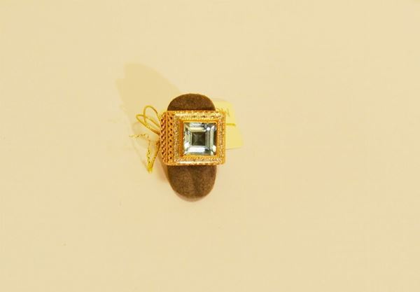 Anello, in oro giallo lavorato con topazio azzurro, g 11,90