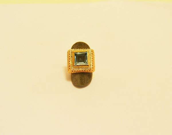 Anello, in oro giallo lavorato con topazio azzurro, g 11,60