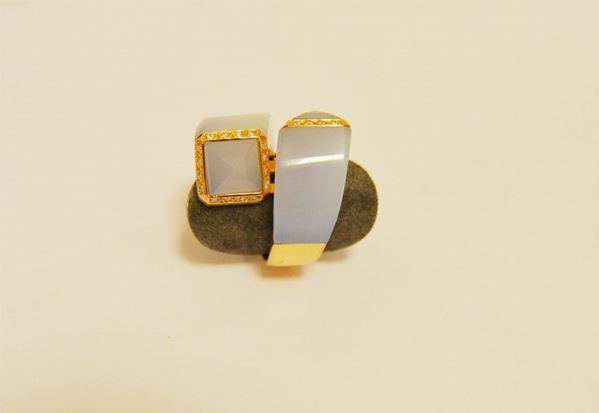 Anello, in oro giallo contrariÃ¨ con calcedonio e brillantini, g 22