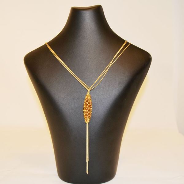 Collana, a tre maglie fini in oro giallo con elemento rigido decorato a quarzi citrini e fili di oro pendenti, g 36,6