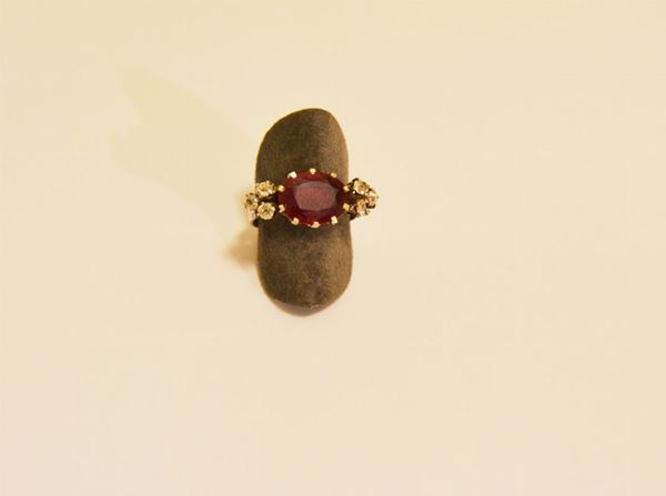 Anello in oro bianco con rubino ovale di ct 3,67 e sei brillantini laterali g 4.2