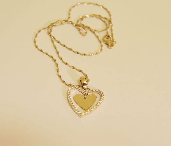Collana in oro bianco e ciondolo a forma di cuore decorato da brillantini sui lati g  4.5