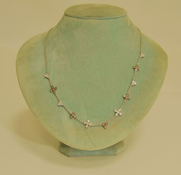 Collana in oro bianco con inserti di brillantini e brillanti color cognac, g 6