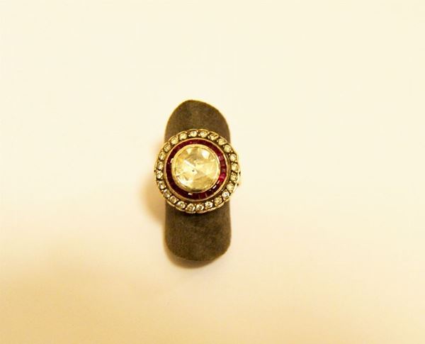 Anello antico con diamante di taglio vecchio  di circa ct 2,5 (difetti) circondato da una cornice di piccoli rubini e altra cornice di brillantini gr 5