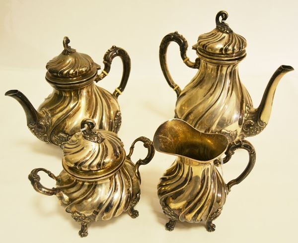 Servito da tÃ¨ e caffÃ¨ sec. XX, in argento, composto da teiera, caffettiera, lattiera e zuccheriera g 1880