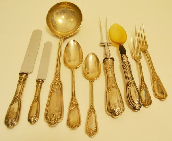 Servito di posate in argento per 12 persone composto da: 12 forchette , 12 cucchiai , 12 forchette dolce, 12 cucchiai dolce g 3030 12 coltelli, 12 coltelli frutta e 9 posate da portata varie di cui 6 non pertinenti