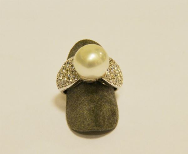 Anello in oro bianco con perla australiana e pavÃ¨ di brillanti per ct 2 colore g/h, purezza vvs/vs, g 14.5