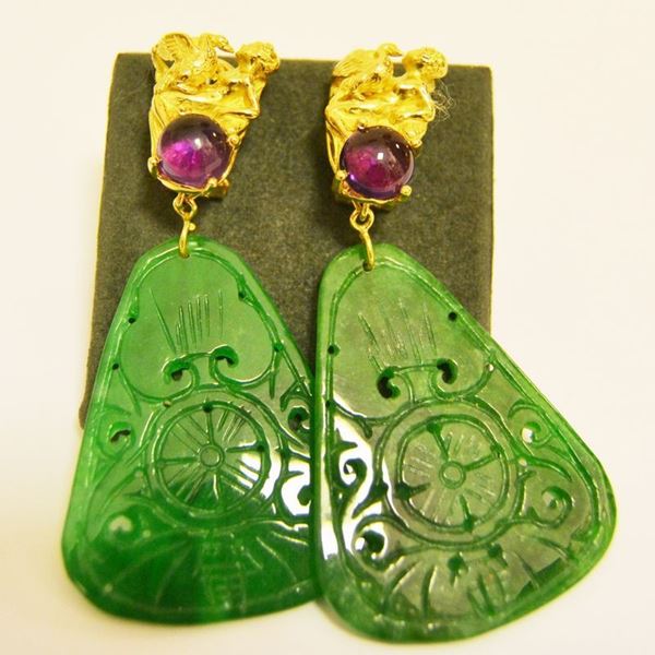 Coppia di orecchini, in oro giallo e ametista cabochon con pendenti in giadeite traforata