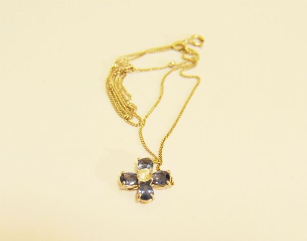 Collana, in oro bianco con pendente a forma di quadrifoglio decorato da 4 zaffiri e un brillante centrale, gr 3,6