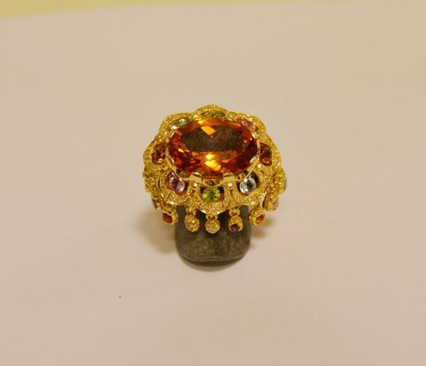 Anello, in oro giallo con quarzo citrino e decorazioni a pendenti con pietre di colore e brillantini, g 22,8
