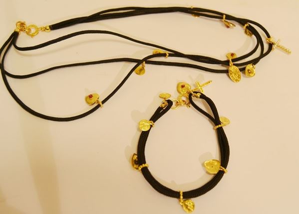 Collana in cordoncino con ciondoli vari in oro e braccialetto en suite