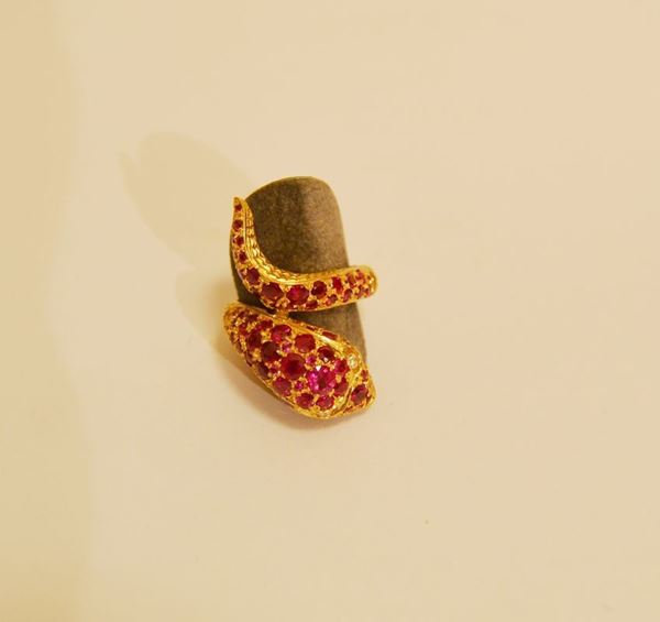 Anello, in oro giallo a forma di serpente  impreziosito da rubini e due brillanti, g 17