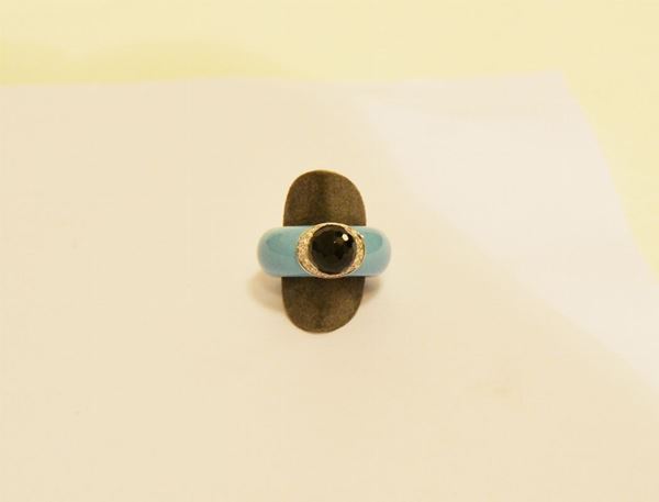 Anello, in oro giallo e pietra  azzurra con sfera irregolare di onice e cornice di brillanti, g 12,5