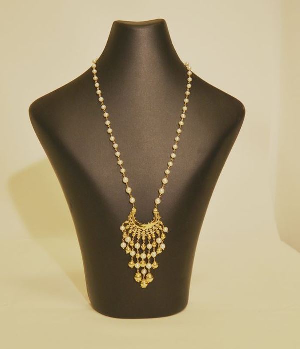 Collana, in oro giallo e perle con elemento a mezza luna in oro e pendenti di perle e sfere in oro giallo, g 24,7