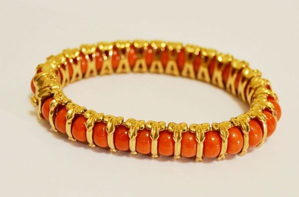 Bracciale in oro giallo titolo 375 con coralli g 46,2