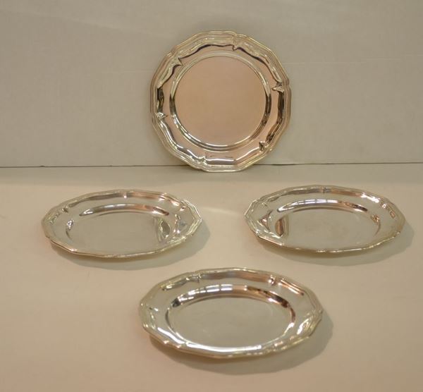Diciotto piattini da pane, in argento, tesa sagomata, complessivi g 3520 (18)