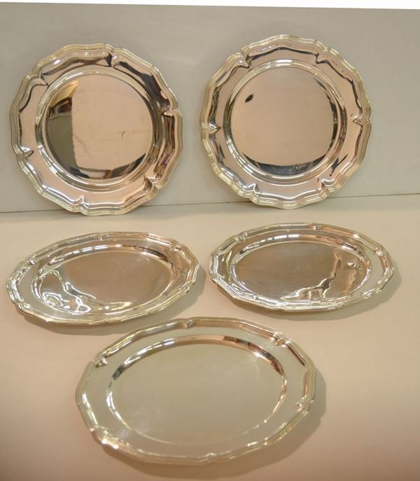 Tredici sottopiatti, in argento, tesa sagomata di tre misure diverse, diam. cm 27; 28,5 e cm 30, complessivi g 6590 (13)