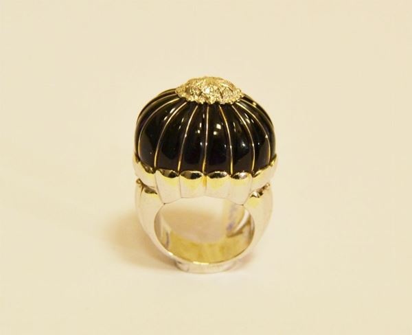 Anello in oro bianco con pietra e brillantini   g 39,5