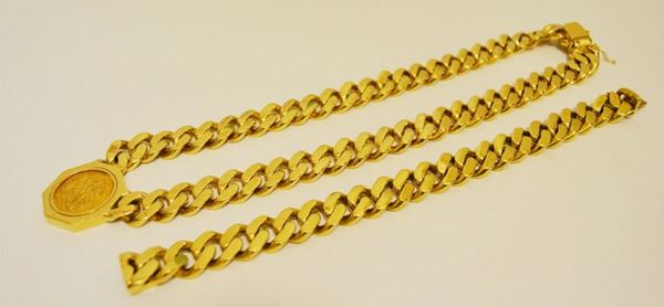 Girocollo in oro a maglia grossa a barbazzale, con medaglione centrale con incastonata una sterlina e braccialetto en suite, g 302 (2)