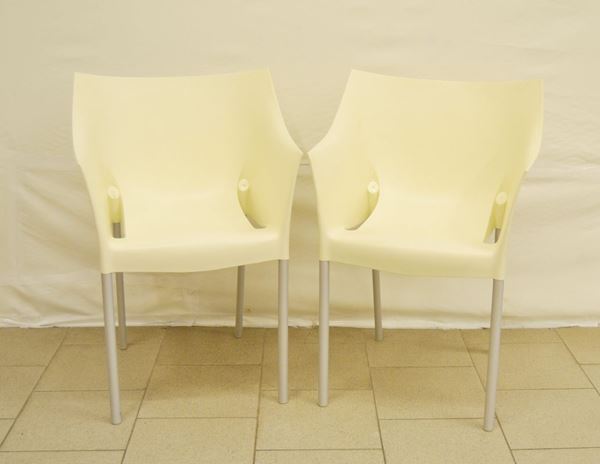 Coppia di poltroncine, manifattura Kartell, seduta e schienale in plestica, gambe in alluminio, alt. cm 78,5 ( 2 )