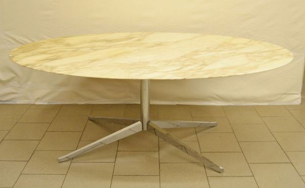 Tavolo, anni 80, piano ovale in marmo, fusto centrale in metallo cromato su quattro piedi, cm 199x121x70
