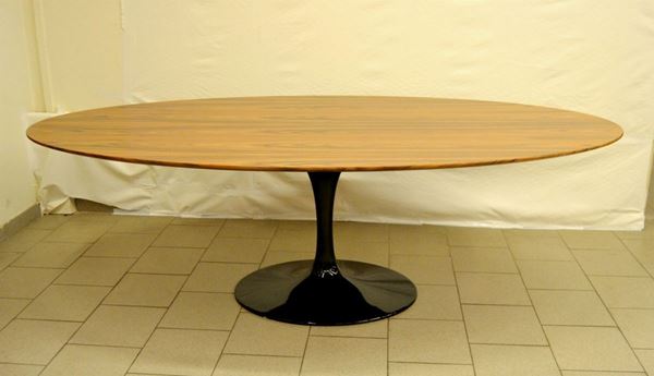Tavolo, anni 80, piano ovale in laminato, fusto centrale in metallo laccato nero su base ovale, cm 234x120x74,5