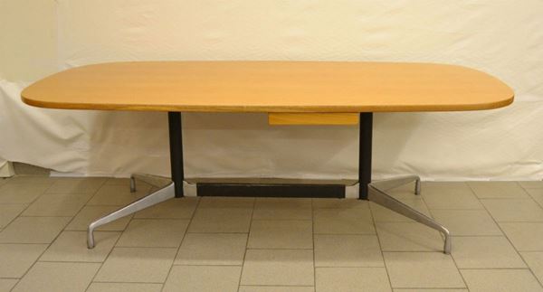 Tavolo, anni 80, ad un cassetto, piano ovale in castagno poggiante su due fusti in metallo, quattro piedi riuniti da traversa, cm 215x107x71