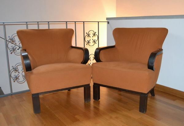 Due poltroncine, anni ' 70, braccioli ricurvi, imbottite e ricoperte in stoffa color arancio (2)