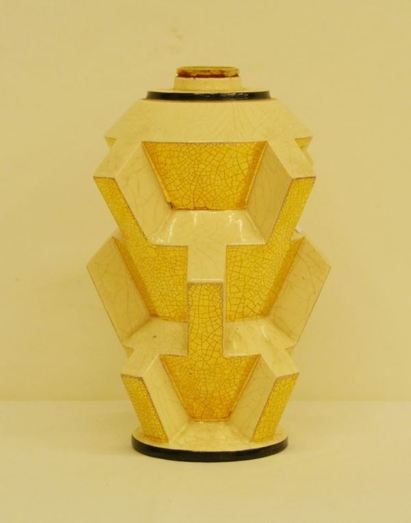 Lampada da tavolo, Francia, sec. XX, in ceramica con mostre color oro, alt. cm 28,5, mancanze