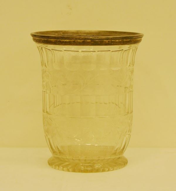 Vaso, sec. XX, in vetro, decorato a motivi vegetali, bordo rivestito in metallo, alt. cm 27
