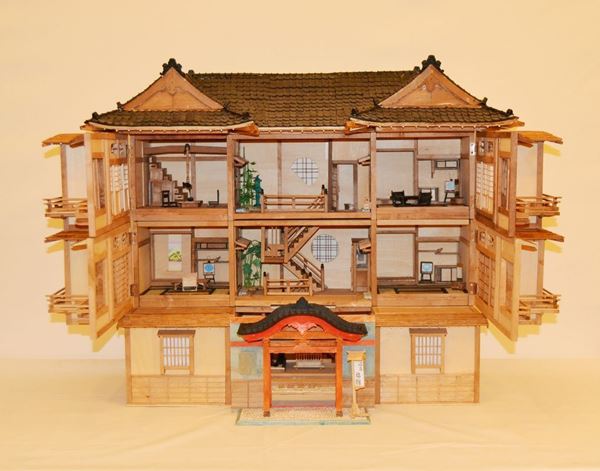 Modello di casa giapponese, sec. XX, in legno, cm 79x41x67