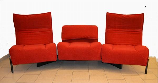 Divano a tre posti, manifattura Cassina, modello Veranda 3, design Vico Magistretti, imbottito e ricoperto in stoffa rossa
